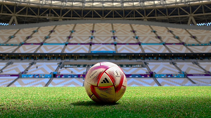 Es el primer balón de las semifinales y la final del Mundial fabricado exclusivamente con tintas y pegamentos de base acuosa. Foto: Twitter @roadto2022es