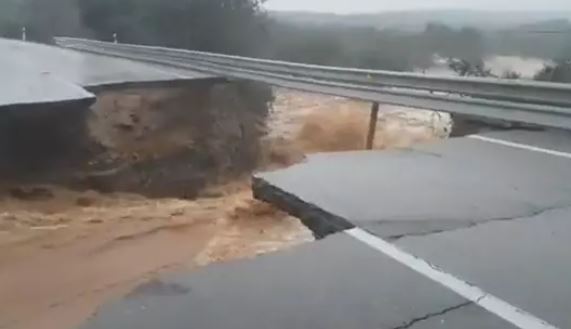 Una vía de España quedó destrozada por las fuertes lluvias. Foto: Europa Press