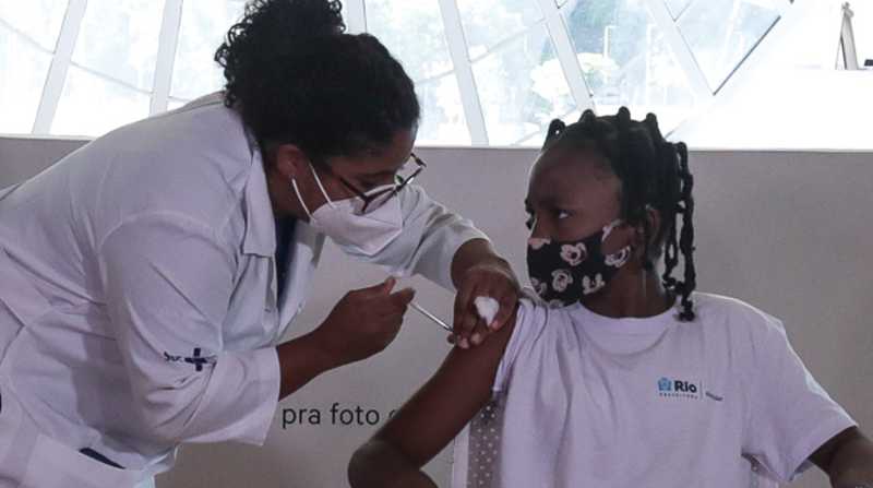 Una trabajadora de la salud que aplica una vacuna contra el covid-19 en Río de Janeiro (Brasil). Foto: EFE/ André Coelho