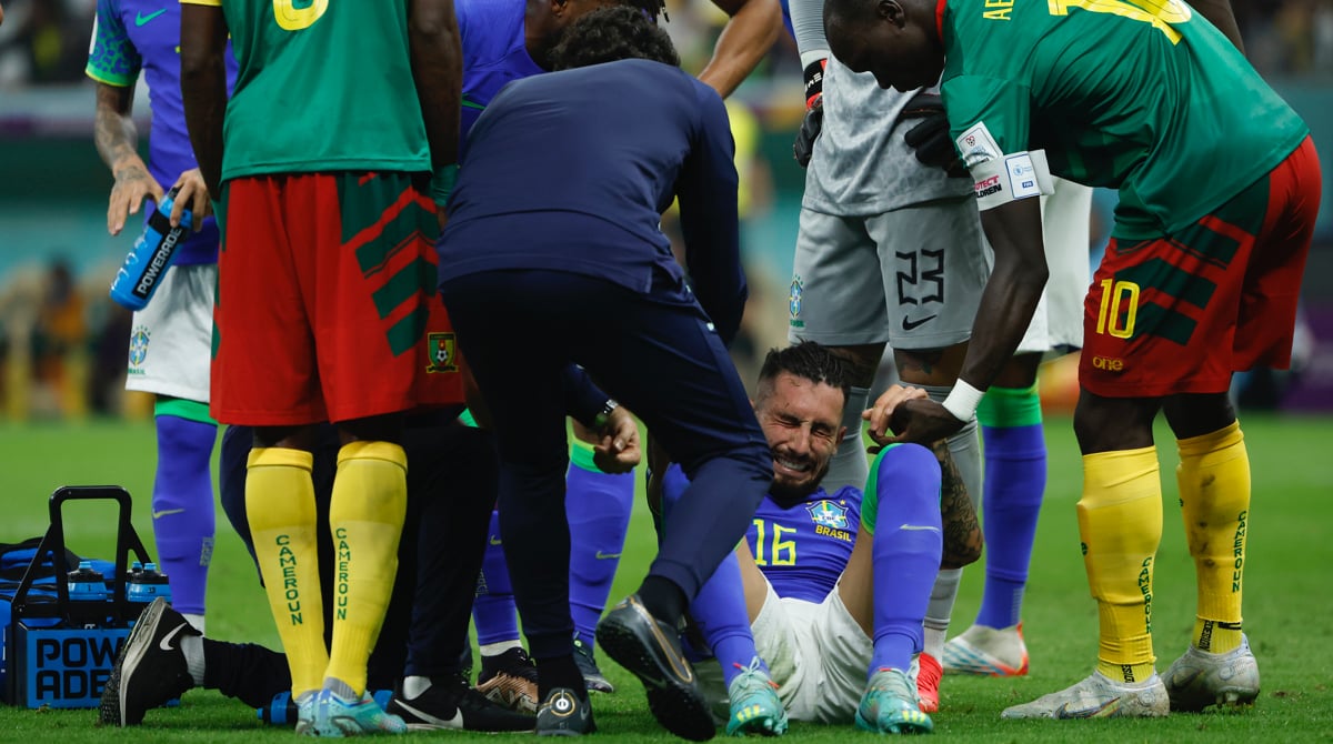 El brasileño Alex Telles se marchó llorando del campo, en el partido contra Camerún, y podría tener que pasar por el quirófano para tratarse de esta dolencia. Foto: EFE