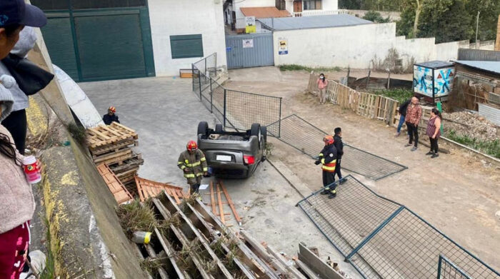 Una mujer resultó afectada por la caída de un auto al patio de una propiedad en el sector Mena del Hierro, vía a Nono. Foto: Twitter Bomberos Quito