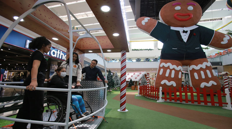 Las personas con discapacidad tienen un espacio adecuado para que disfruten de las celebraciones navideñas en un centro comercial del norte de Quito. Foto: Julio Estrella/ EL COMERCIO