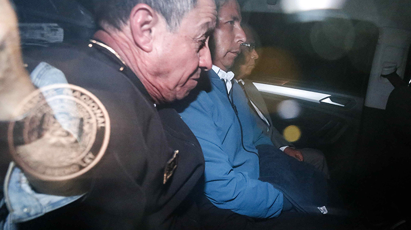 El destituido presidente de Perú Pedro Castillo sale detenido en un vehículo policial de la Prefectura de Lima el 7 de diciembre. Foto: EFE