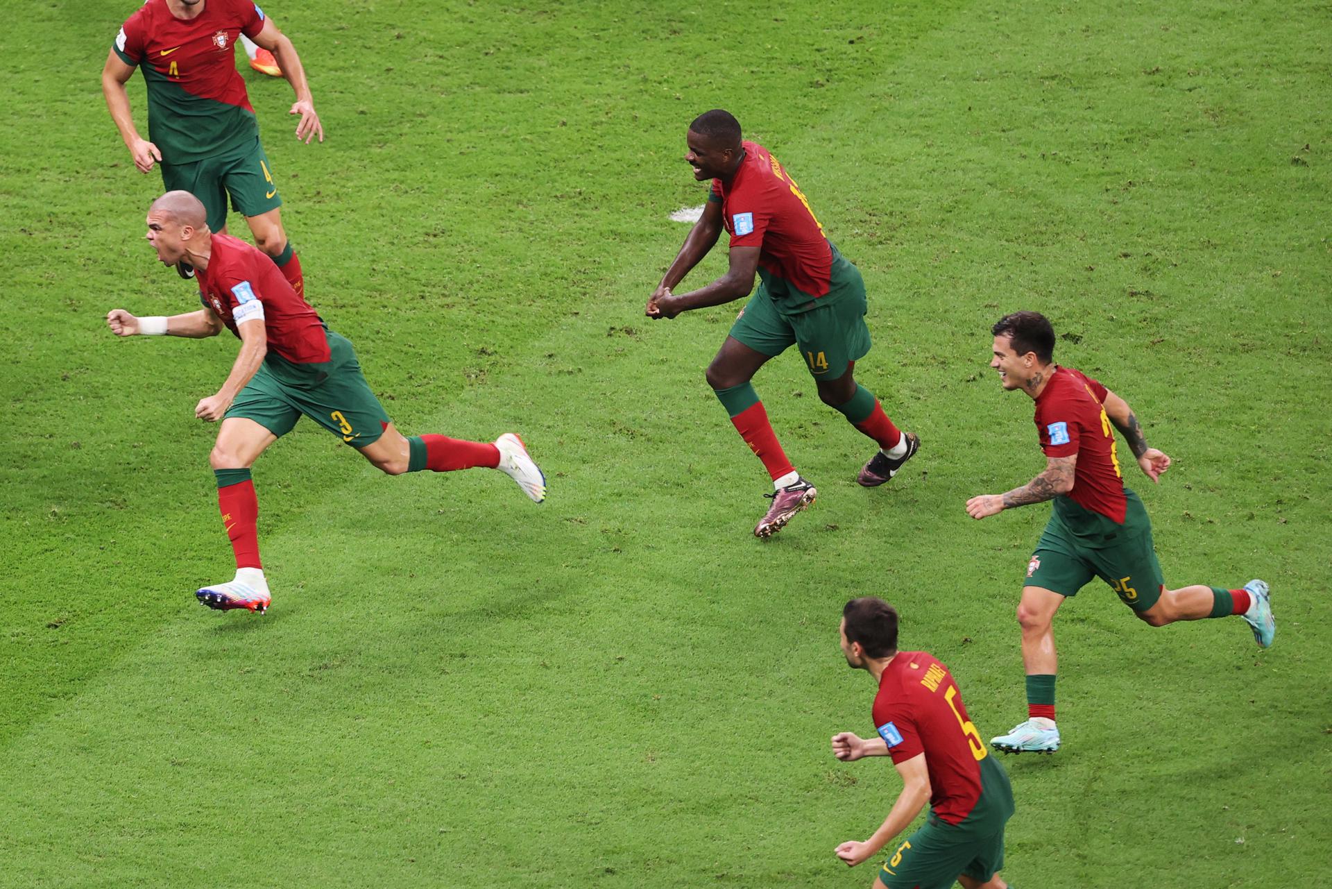 Jugadores de Portugal celebran su pase a cuartos de final del Mundial de Qatar 2022. Foto: Agencia EFE