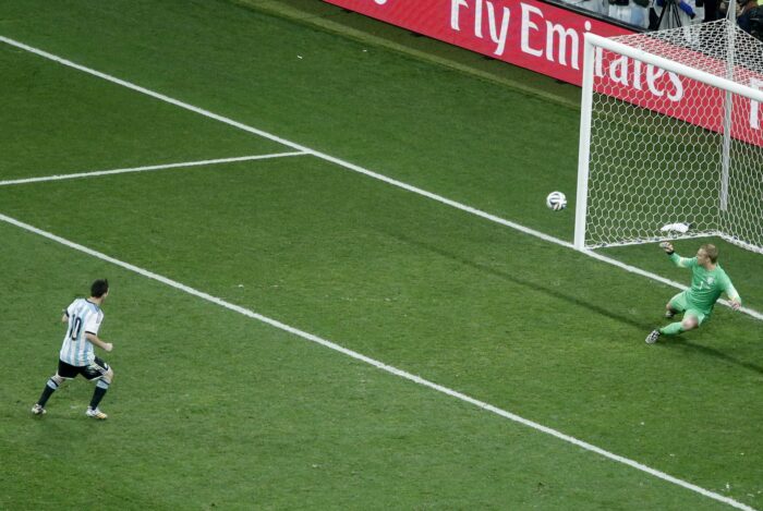 Lionel Messi en la tanda de penaltis de las semifinales del Mundial Brasil 2014, entre Argentina y Países Bajos. Foto: EFE.