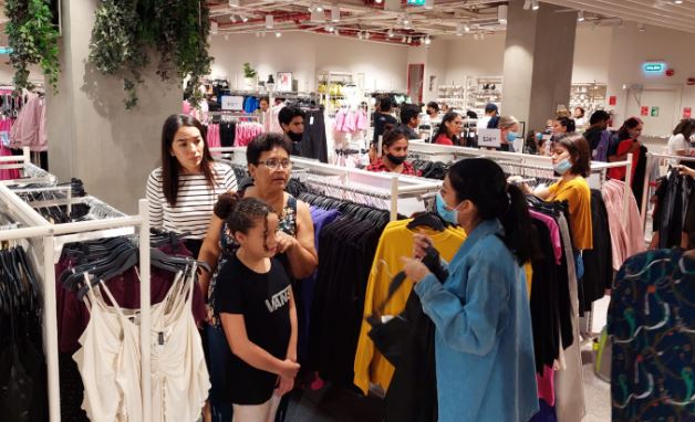 Guayaquileños visitan tiendas de ropa en el centro comercial San Marino, en el norte de Guayaquil. Foto: Cortesía