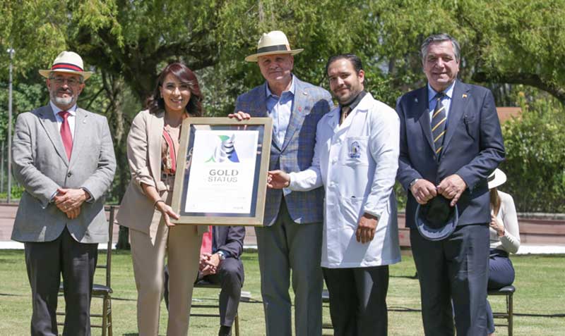 El Hospital General del IESS de Ibarra recibió un reconocimiento del World Stroke Organization. Foto: Vicepresidencia