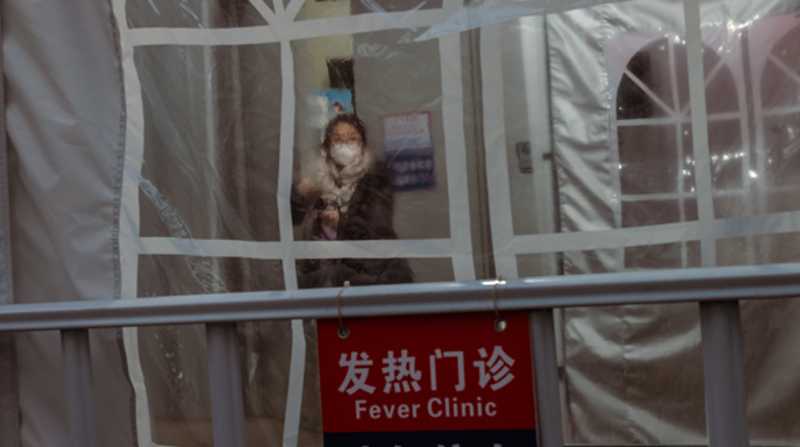 Una mujer en la llamada Clínica de la Fiebre, en Shanghái, China. Foto: EFE/ALEX PLAVEVSKI