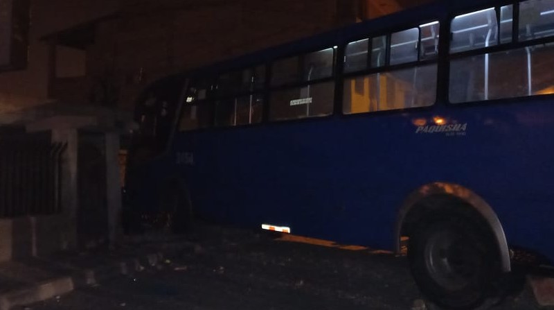 El bus chocó contra distintas casas y quedó incustado en una de las viviendas en La Roldós, norte de Quito. Foto: EL COMERCIO