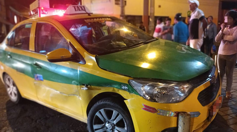 Una persona fue atendida, luego del choque de un vehículo tipo taxi contra una vereda en Tumbaco. Foto: Twitter Bomberos