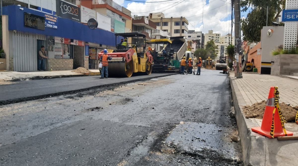 En la calle Italia, centro-norte de Quito, se coloca la nueva carpeta asfáltica por lo que no hay paso vehicular en esta arteria vial. Foto: Twitter / Empresa de Obras Públicas