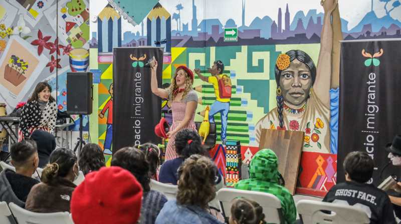 Artistas del Emergency Circus se presentan en las instalaciones del albergue Espacio Migrante, el 23 de diciembre de 2022, en Tijuana (México). Foto: EFE