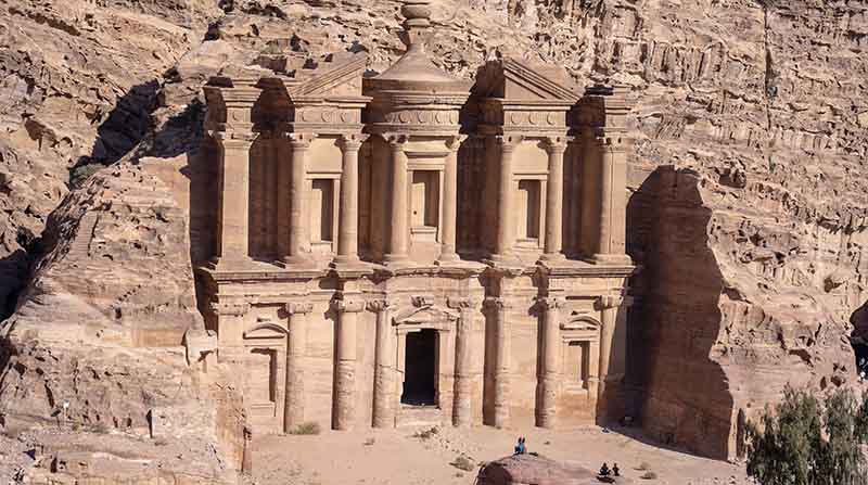 Imagen referencial. Unos 1 700 turistas fueron evacuados del yacimiento arqueológico de Petra, en el suroeste de Jordania. Foto: Freepik