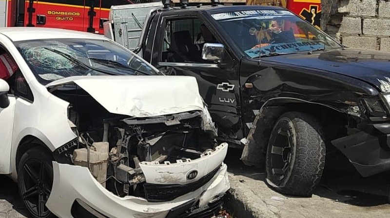 Un auto y una camioneta colisionaron en Guamaní, sur de Quito. Foto: Twitter Bomberos Quito