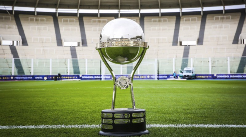 Trofeo de la Copa Sudamericana que se entrega al campeón del torneo. Foto: Facebook CONMEBOL Sudamericana.