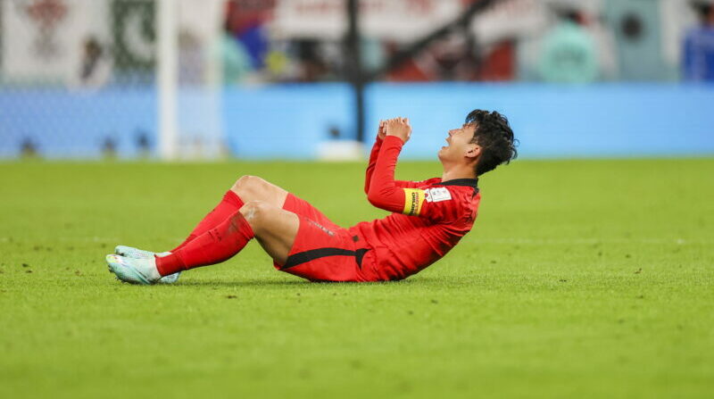 El delantero Heung-min Son celebra la clasificación sorpresiva de Corea del Sur a octavos de final de Qatar 2022. Foto: EFE.