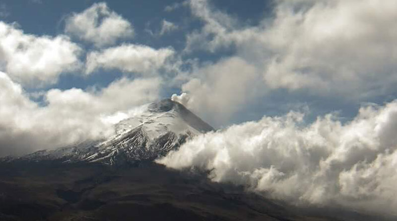 El volcán Cotopaxi emitió gases con carga baja de ceniza, señaló el Geofísico. Foto: Twitter IG