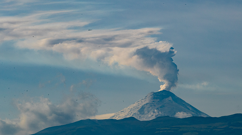 Vista del volcán Cotopaxi en Pichincha, en una fotografía de archivo. Foto: EFE