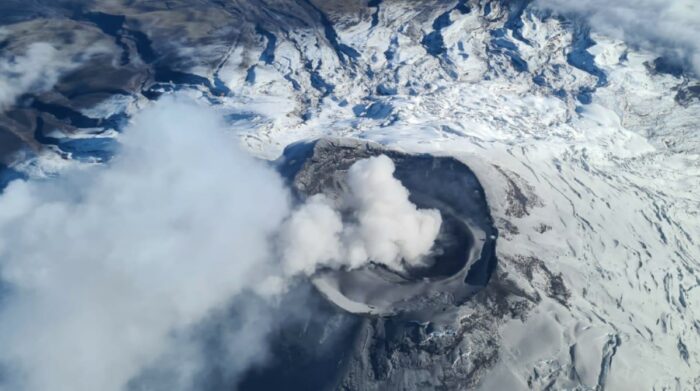 Emisión de gases del volcán Cotopaxi tomada durante el sobrevuelo provisto por las Fuerzas Armadas el 19 de diciembre de 2022. Foto: M. Almeida / Instituto Geofísico