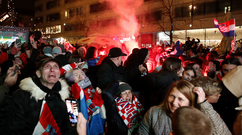 Hinchas de Croacia festejan en Zagreb el 9 de diciembre de 2022, tras el triunfo ante Brasil. Foto: EFE