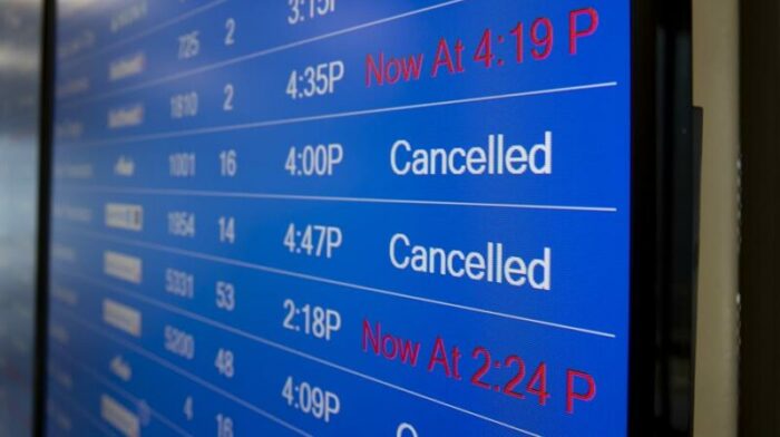 Vista de un tablero que muestra vuelos cancelador en el Aeropuerto Ronald Reagan de Wadhington. Foto: EFE.