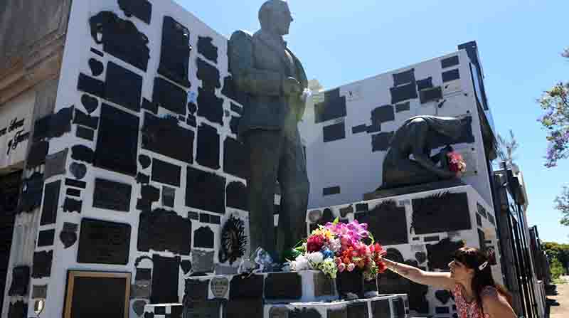 La estatua de Carlos Gardel en su mausoleo del Cementerio de la Chacarita en Buenos Aires (Argentina). Foto: EFE