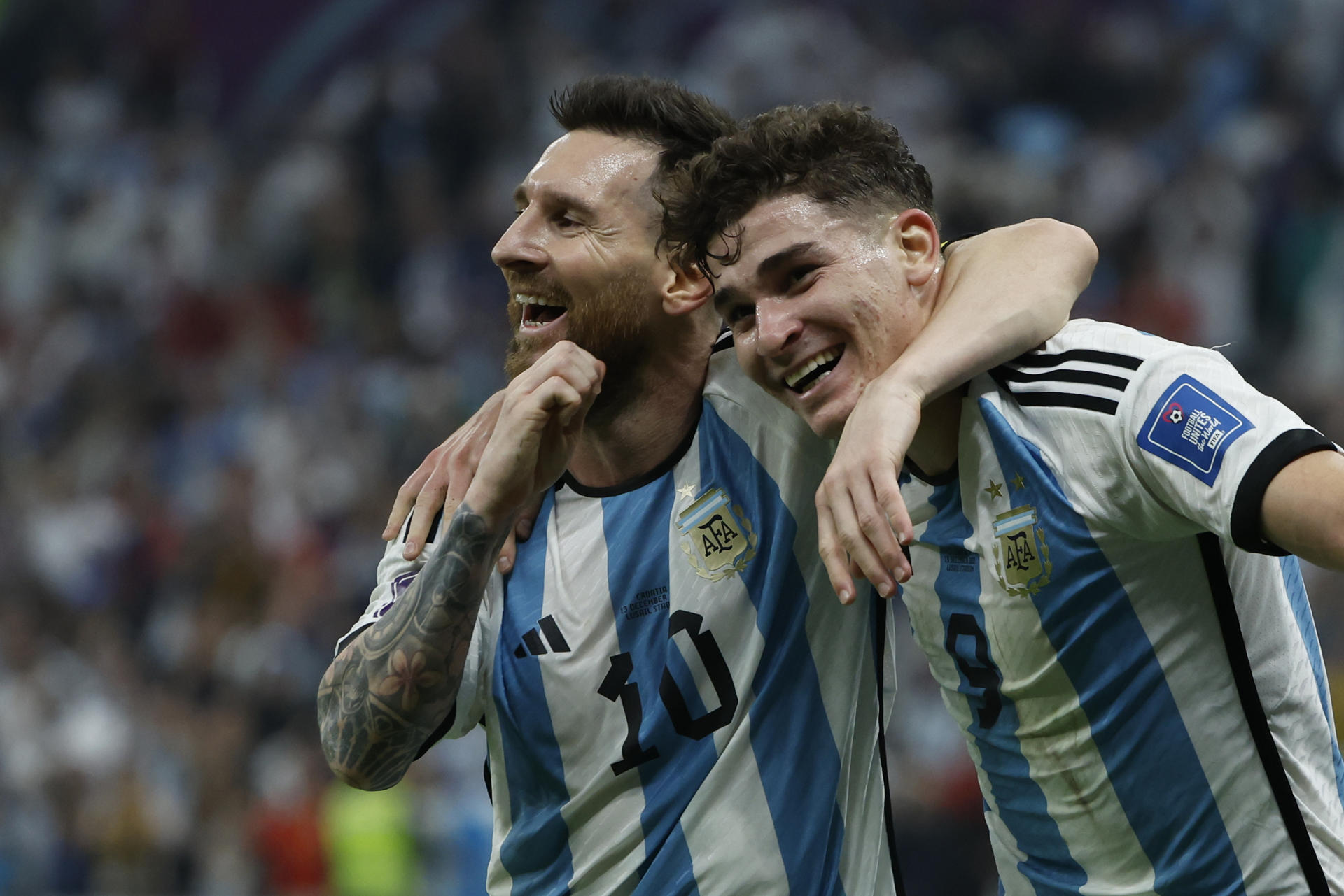 Julián Álvarez festeja su gol con Lionel Messi en la semifinal del Mundial de Qatar. Foto: Agencia EFE