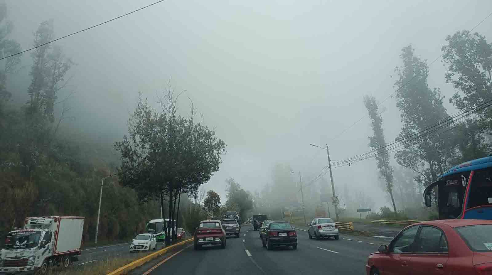 El tránsito vehicular en Quito se complica con la presencia de lluvia este lunes, 26 de diciembre de 2022. Foto: Cortesía AMT