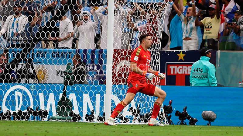 Emiliano Martínez atajó dos penales y así ayudó a Argentina con el pase a semifinales. Foto: Diego Pallero / EL COMERCIO