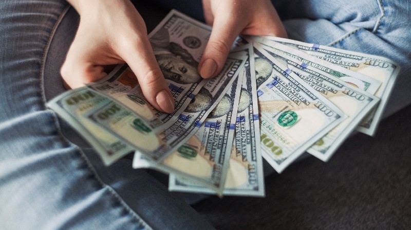 Guardar el dinero "debajo del colchón" como método de ahorro tiene grandes riesgos. Foto: Pexels