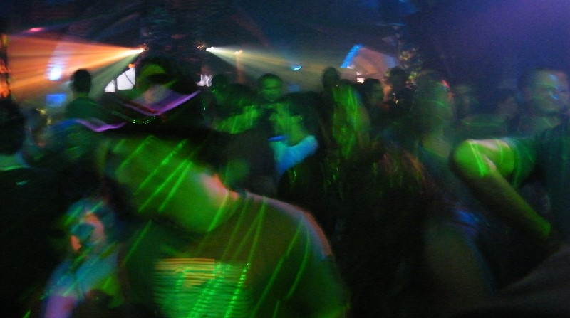 Las discotecas en Ecuador podrán extender su horario de atención hasta las 04:00. Foto: Pixabay