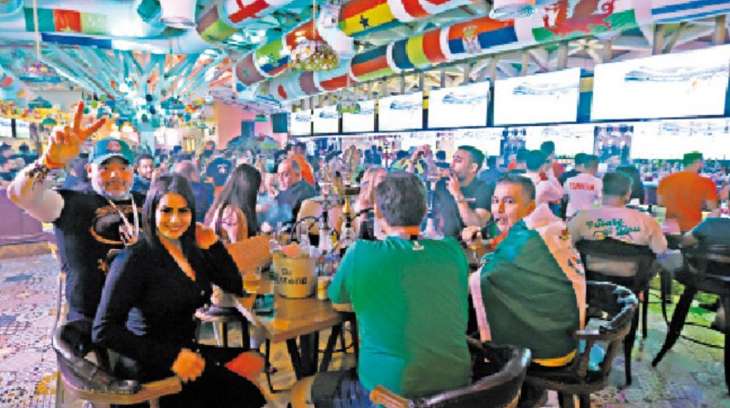 El bar latino SeñorRitas se convirtió en uno de los espacios preferidos de los hinchas. Foto: Diego Pallero / EL COMERCIO