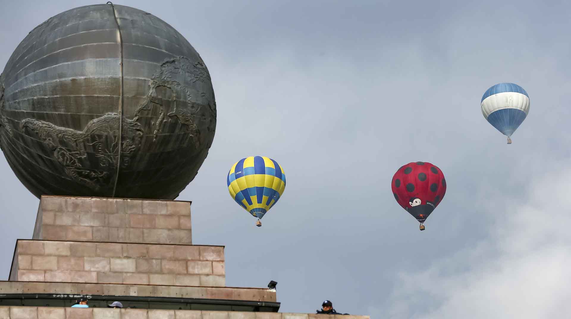 Participantes y sus globos en la inauguración del primer festival internacional de dirigibles en la ciudad Mitad del Mundo. Foto: EFE
