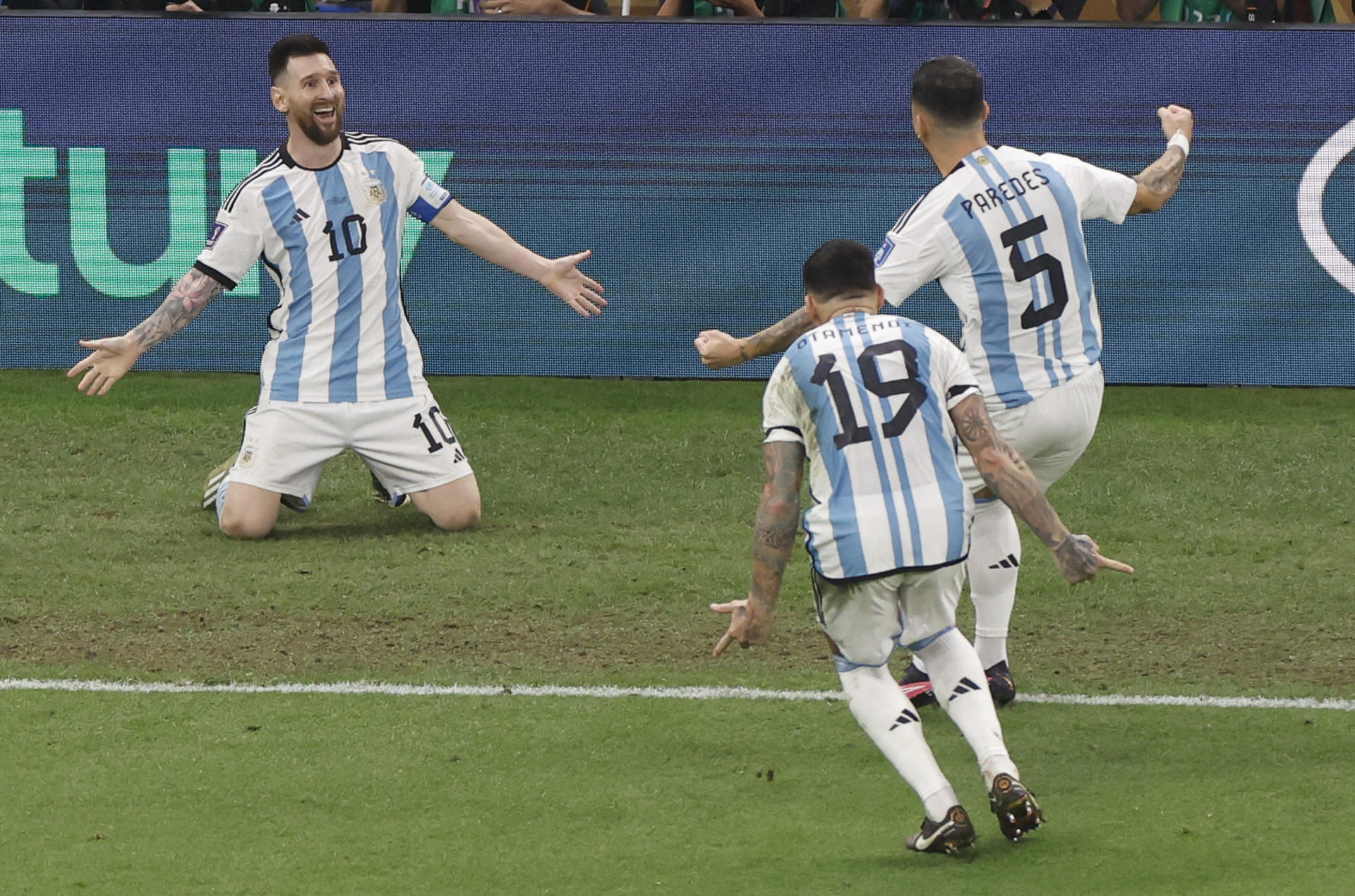 Lionel Messi festeja uno de sus tantos en la final del Mundial ante Francia. Foto: Agencia EFE
