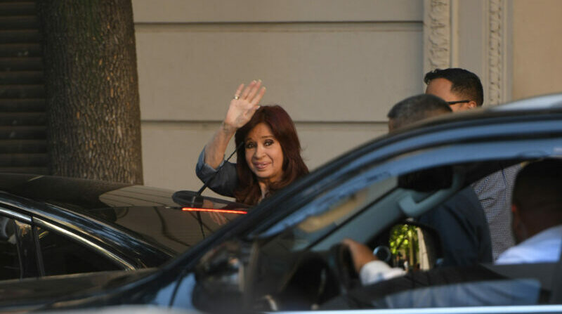 La vicepresidenta de Argentina, Cristina Fernández de Kirchner, saluda a la salida de su casa previo al veredicto sobre el caso en su contra, en Buenos Aires (Argentina). Foto: EFE.