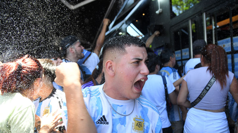 Los festejos de los hinchas en Buenos Aires, Argentina, copó las redes sociales, luego de ganar a Francia en la final del Mundial Qatar 2022. Foto: EFE