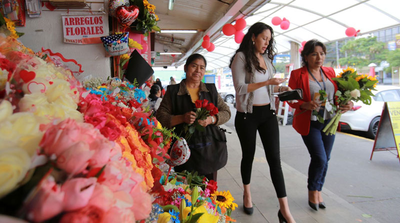 En el mercado de Iñaquito se ofertan arreglos florales por San Valentín, este 14 de febrero de 2023. Foto: Julio Estrella/ EL COMERCIO