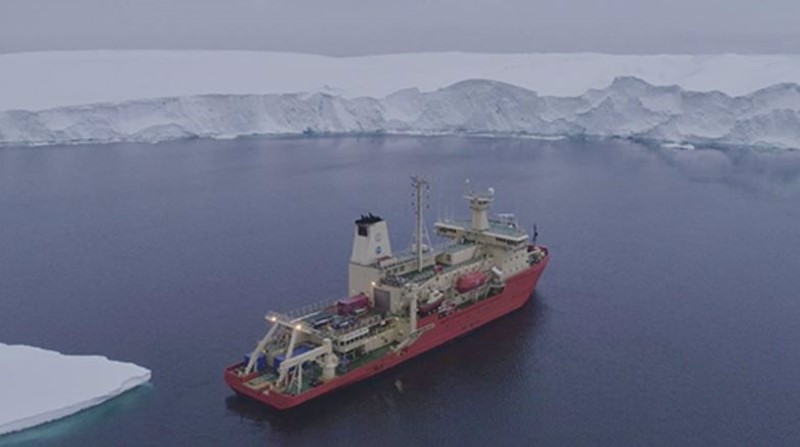 Un barco llegando a un frente de hielo en la costa antártica. Foto: Europa Press.
