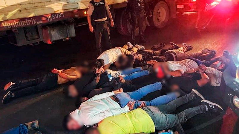 37 personas se movilizaban en vehículos donde se encontraron armas de fuego de grueso calibre. Foto: Fiscalía