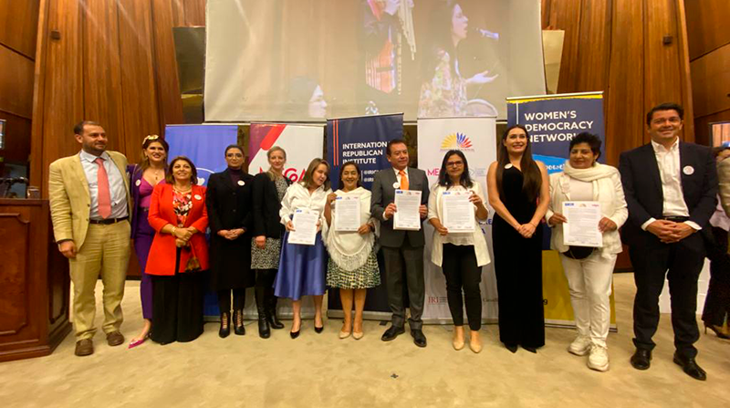 Cinco mujeres y un hombre, candidatos a la Alcaldía de Quito, firmaron un compromiso para luchar contra la violencia de género a nivel municipal. Foto: Cortesía