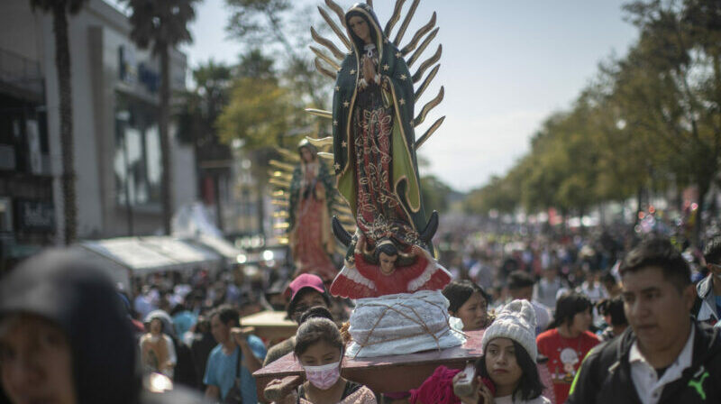 Feligreses en peregrinación llegan para festejar el día de la Virgen de Guadalupe, en la Basílica de Guadalupe, de Ciudad de México (México). Foto: EFE.