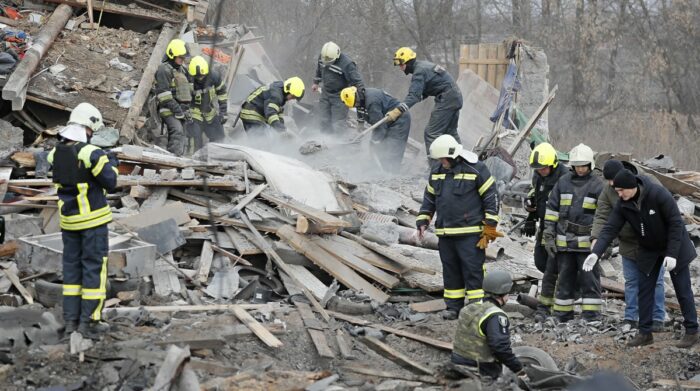 Rescatistas ucranianos en la escena de un edificio residencial destruido tras un ataque con misiles rusos en las afueras de Kiev el pasado 29 de diciembre de 2022. Foto: EFE
