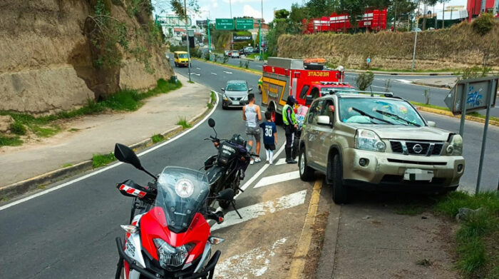 Los Bomberos brindaron atención prehospitalaria a una persona afectada por un choque en Cumbayá. Foto: Twitter Bomberos Quito