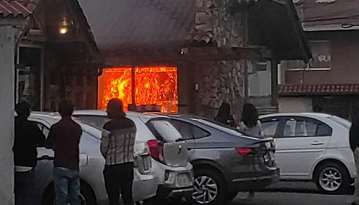 Las llamas se propagaron en uno de los espacios interiores del restaurante y afectaron el techo y la chimenea del local. Foto: Twitter Bomberos Cuenca