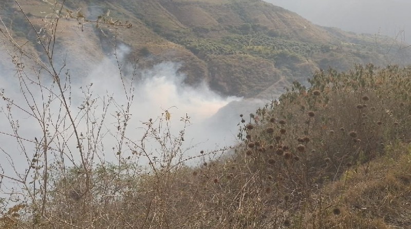 Un incendio forestal se registró la tarde de este 4 de diciembre de 2022 en San José de Minas. Foto: Bomberos Quito