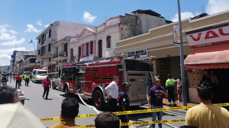 El fuego causó destrozos en el cuarto piso de una edificación céntrica. Foto: Bomberos Loja