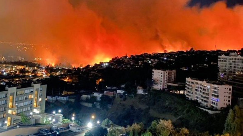 El incendio de grandes proporciones en Viña del Mar, Chile, ha causado la muerte de personas. Foto: Twitter Bomberos Chile