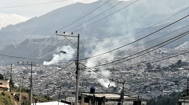 Dos incendios forestales se registraron en el sector San Enrique de Velasco, norte de Quito. Foto: Twitter Bomberos Quito