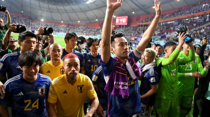 Japón saluda a sus aficionados después de su victoria y clasificación a la siguiente fase del mundial. Foto: EFE.