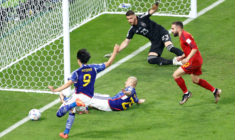 Kaoru Mitoma (i) de Japón va por el balón en la jugada del segundo gol ante España, en el Mundial de Fútbol Qatar 2022. EFE/ Rodrigo Jiménez